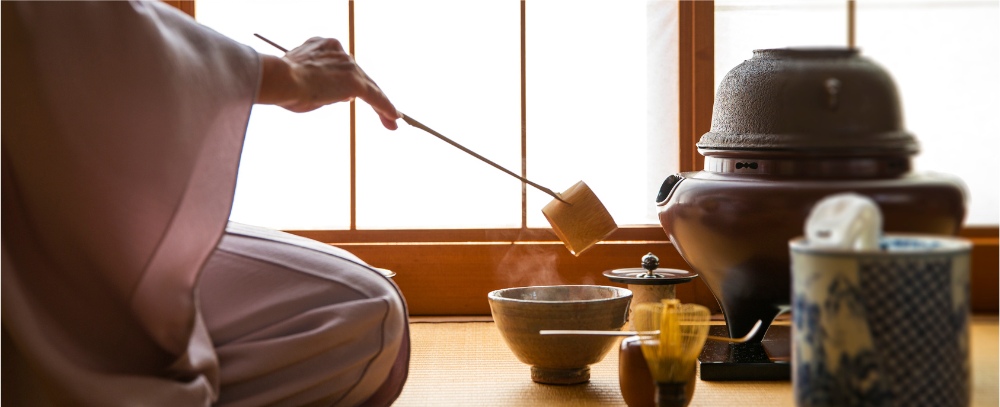 Japonia, ceremonia parzenia herbaty w kimono